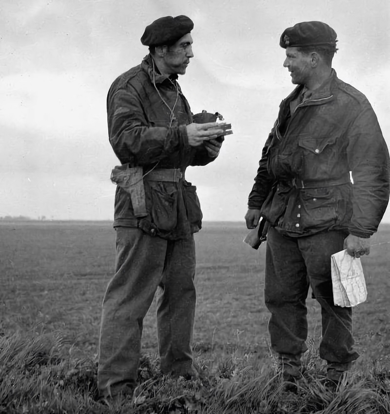 22 april 1945 - Operatie Bograt - Majoor Patrick Wall en luitenant Kingsley krijgen hun eerste voedsel sinds twee dagen. Land van Altena Foto IWM