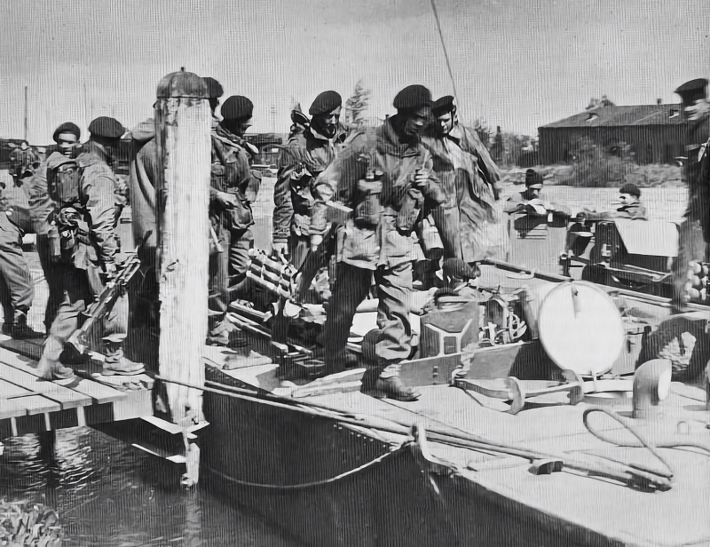 April 1945 - Operatie Bograt - Britse commando's gaan aan boord van een ALC. Land van Altena. Foto IWM